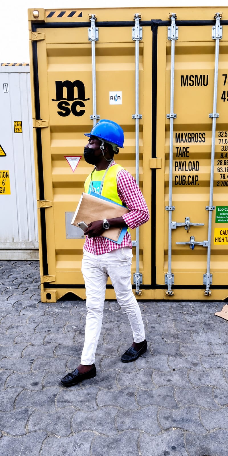 Agent de transit MAGA-SERVICES-TRANS en opération sur le terminal